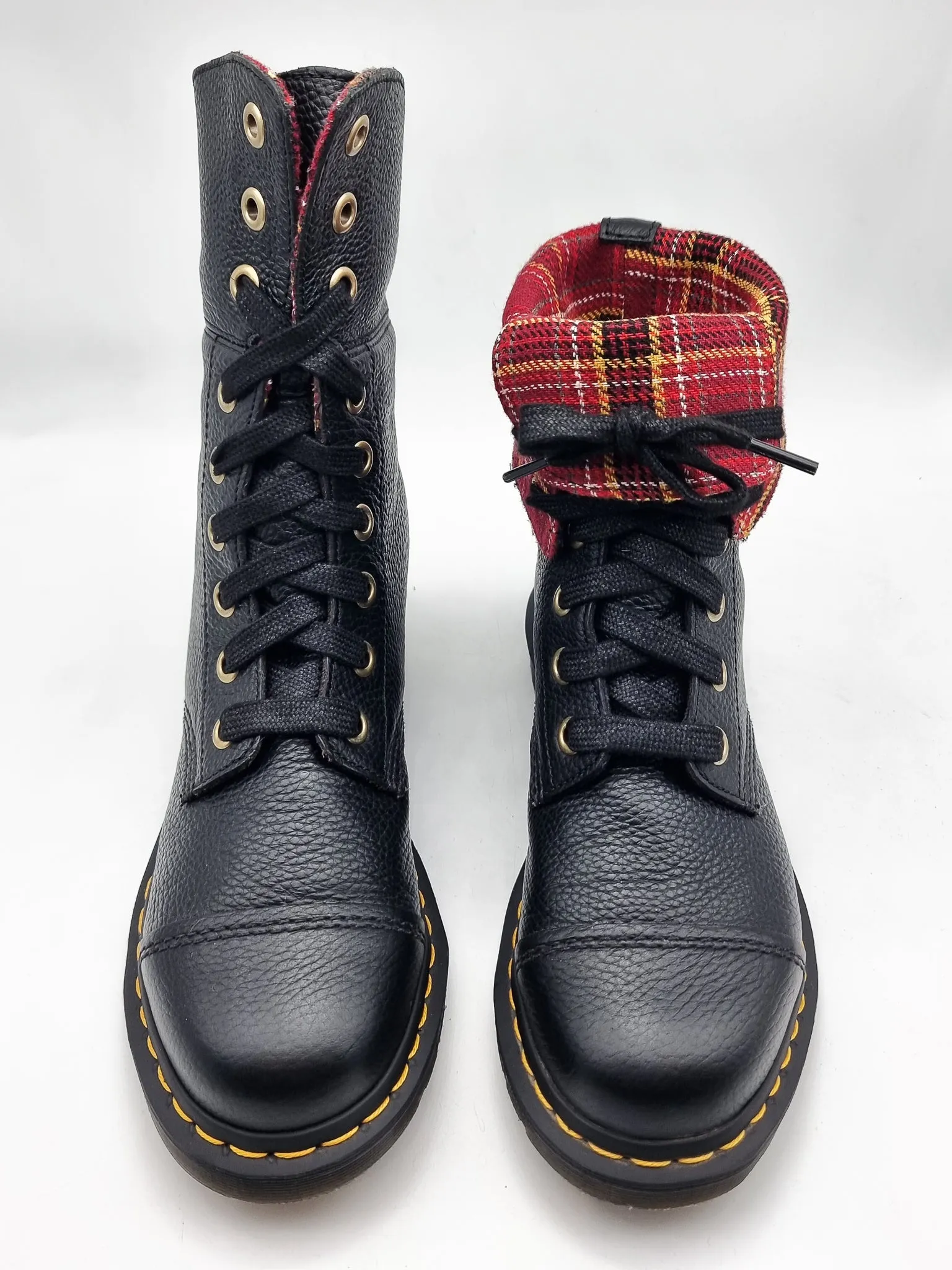 DR. MARTENS AIMILITA BLACK MILLED RED PLAID