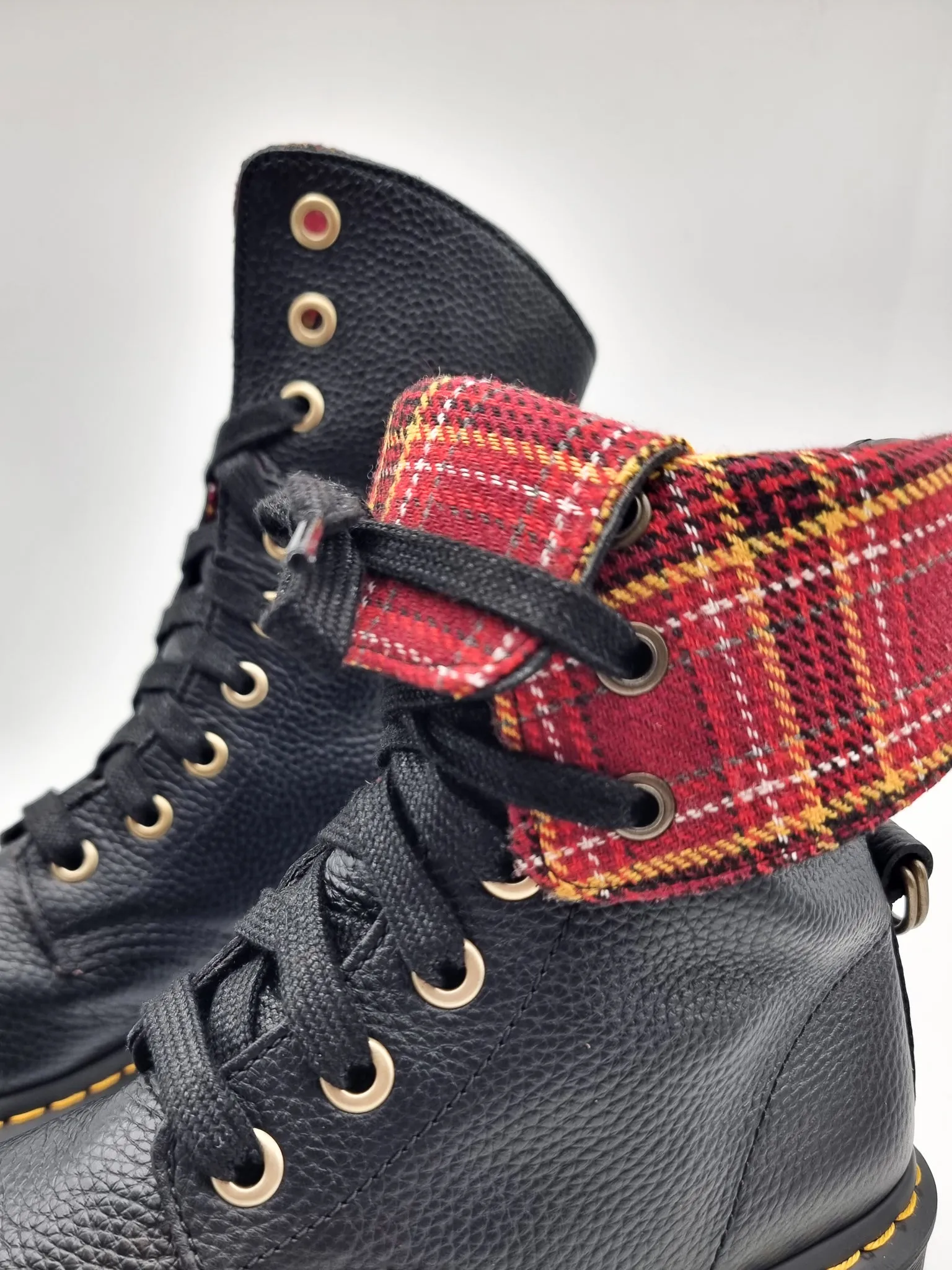 DR. MARTENS AIMILITA BLACK MILLED RED PLAID