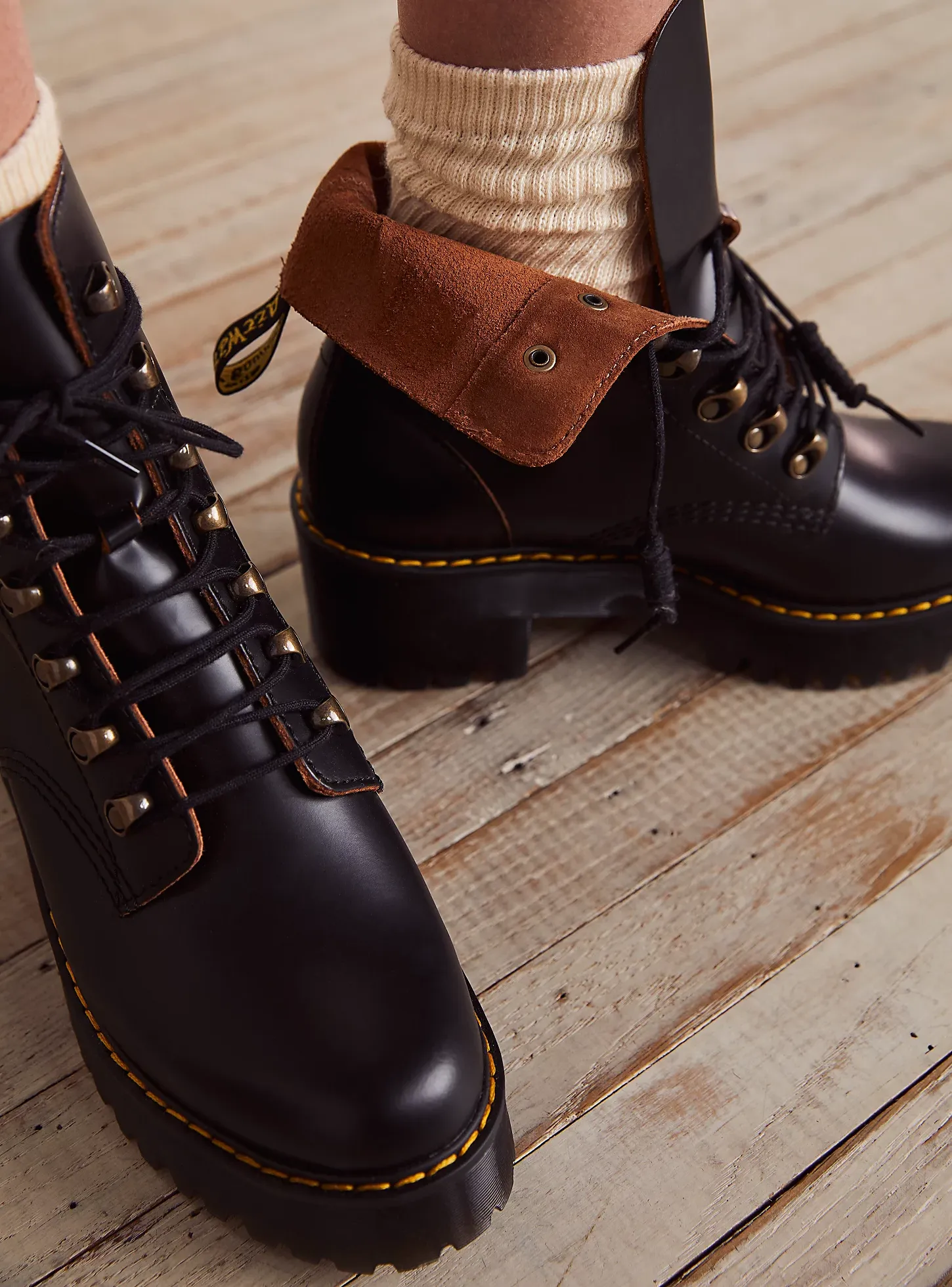 DR. MARTENS LEONA BLACK SMOOTH