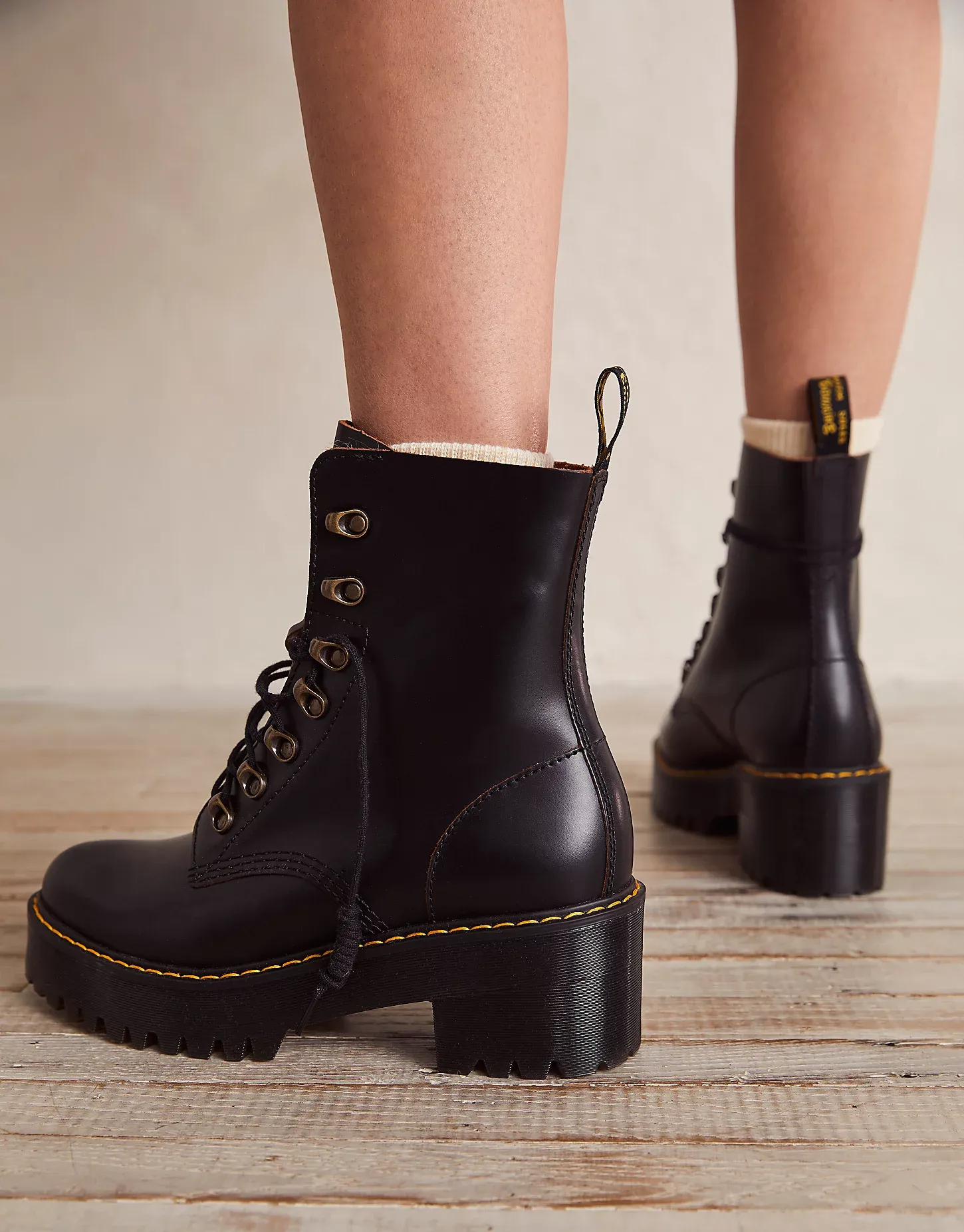 DR. MARTENS LEONA BLACK SMOOTH